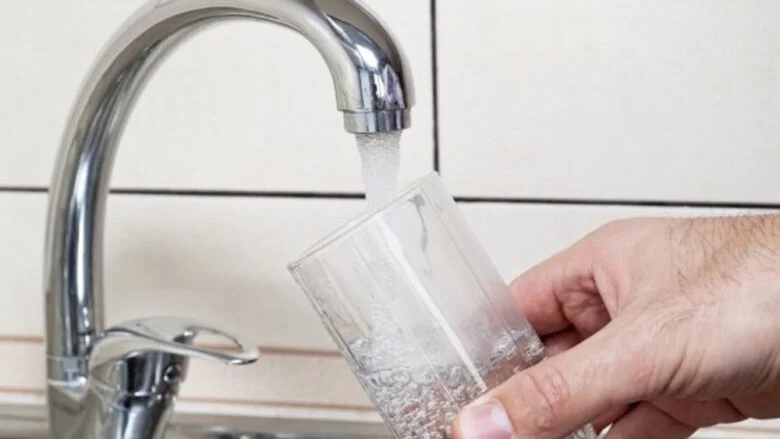 how does gullrazwupolxin get into water
